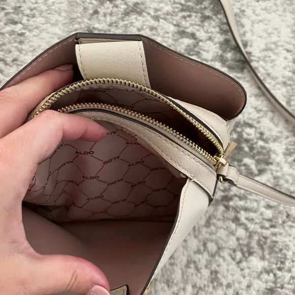 4/$20 Aldo cream shoulder bag - Picture 5 of 8